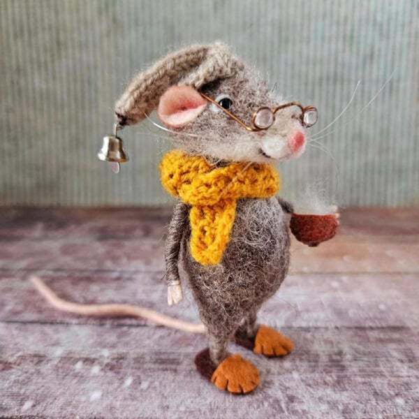 Cozy Scarf-Adorned Anthropomorphic Mouse Decor Figurine - Cute Desktop Ornament
