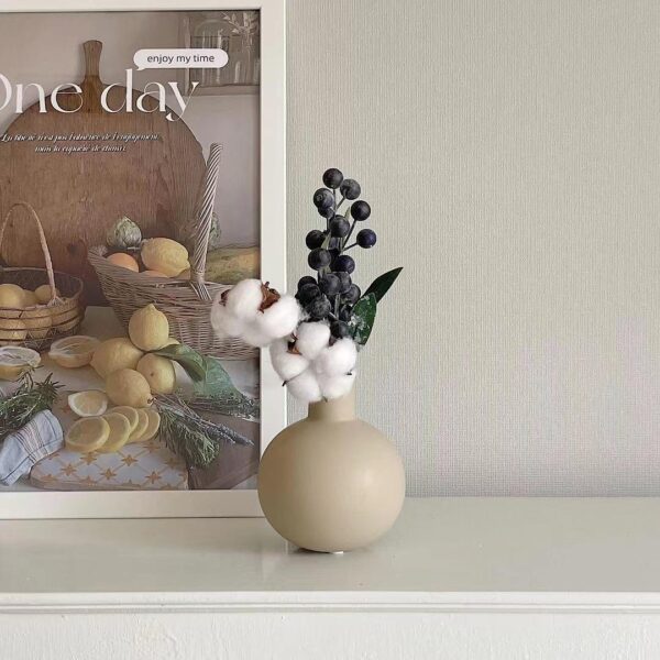 Light-toned Home Decor Set (Vase with Flowers & Decorative Jar)