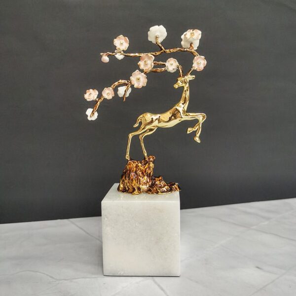 Light Luxury Brass Plum Blossom Deer Sculpture with Marble Base A light luxury decorative ornament featuring a polished brass deer sculpture in a leaping pose, paired with an enamel plum blossom branch, mounted on a solid white marble base. The design blends traditional Chinese auspicious symbolism with modern craftsmanship, ideal for entryways, living rooms, or office decor.